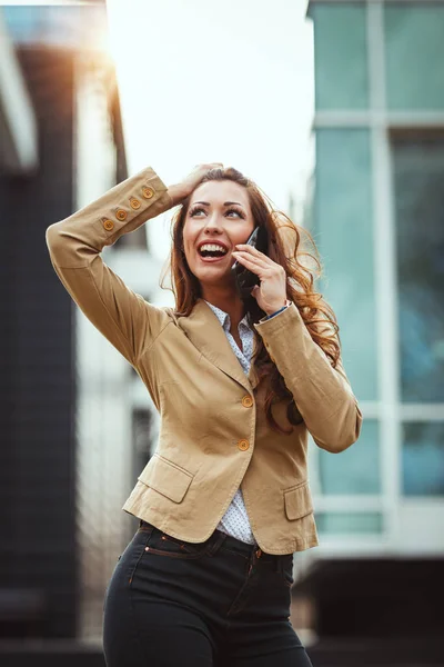 Junge Frau Nutzt Smartphone Vor Urbanem Hintergrund — Stockfoto