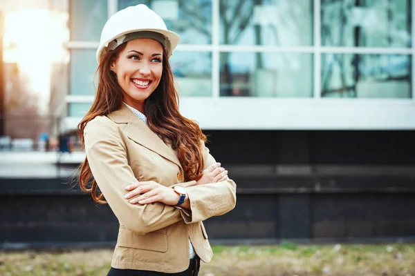 Jonge Succesvolle Vrouwelijke Ingenieur Met Witte Helm Staande Tegen Stedelijke — Stockfoto