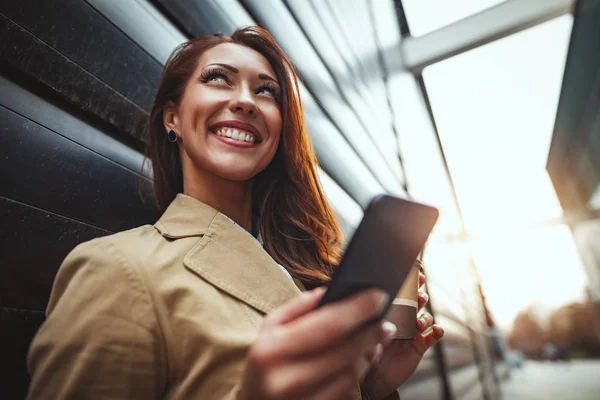 Ung Kvinna Som Använder Smartphone Urban Stad Bakgrund — Stockfoto