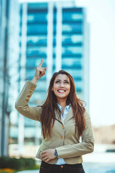Junge Glückliche Erfolgreiche Frau Spaziert Durch Büroviertel — Stockfoto