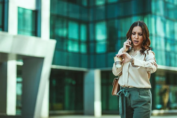 Young Successful Woman Walking Urban City Background — Stock Photo, Image