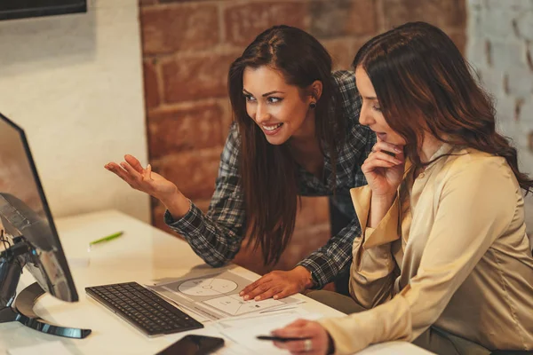 Young Successful Businesswomen Analyzing New Project Computer Office — Stock Photo, Image