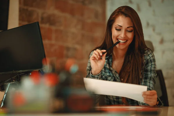 Jonge Succesvolle Glimlachende Vrouw Het Analyseren Van Nieuwe Project Computer — Stockfoto