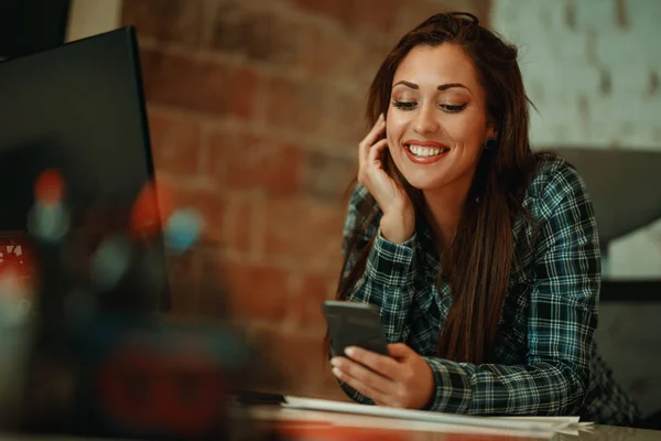 Joven Mujer Exitosa Mensajes Texto Teléfono Inteligente Oficina —  Fotos de Stock