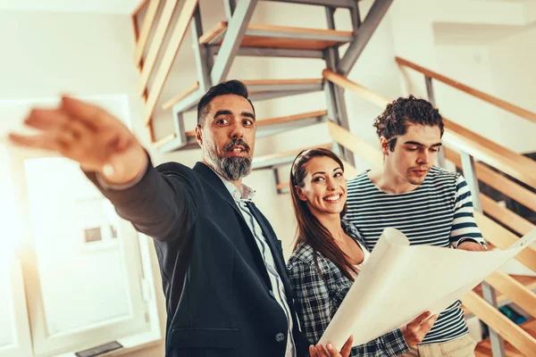 Makler Zeigt Käuferpaar Neues Haus — Stockfoto