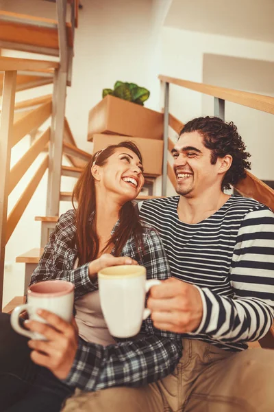 Junges Paar Ruht Sich Aus Und Trinkt Kaffee Nachdem Kisten — Stockfoto