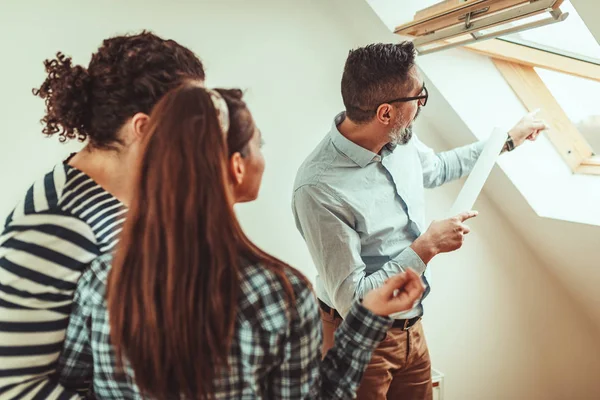 Makelaar Weergegeven Nieuwe Huis Aan Paar Kopers — Stockfoto