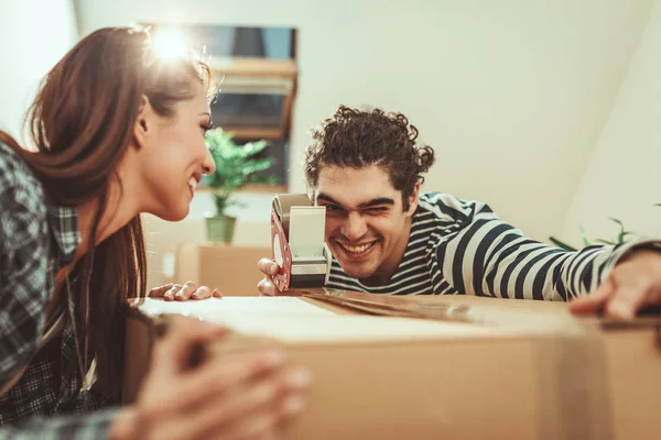 Jovem Casal Mudando Para Nova Casa — Fotografia de Stock