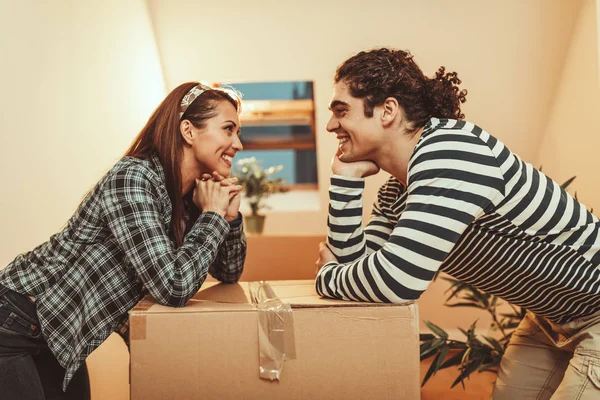 Jovem Casal Mudando Para Nova Casa — Fotografia de Stock