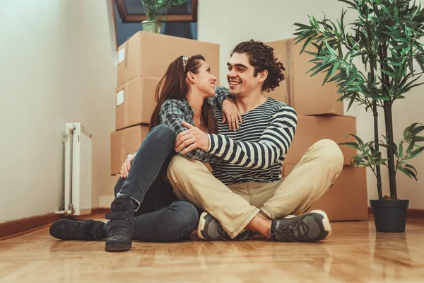 Jovem Casal Mudando Para Nova Casa — Fotografia de Stock