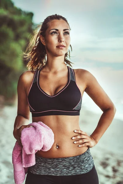 Giovane Donna Rilassante Dopo Duro Allenamento Sulla Spiaggia — Foto Stock