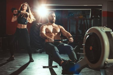 spor salonunda egzersiz sahip genç kas Çift