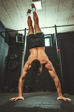 kaslı genç adam crossfit egzersiz de handstand egzersiz yapıyor