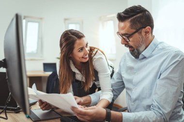 Yaratıcı bussinesteam ofiste yeni proje üzerinde çalışıyor
