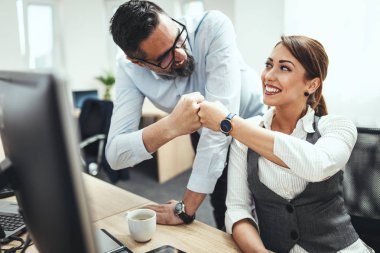 Yaratıcı bussinesteam ofiste yeni proje üzerinde çalışıyor