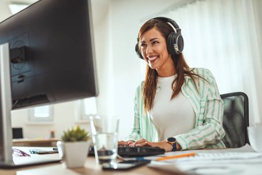 Ofiste çalışan genç gülümseyen başarılı iş kadını