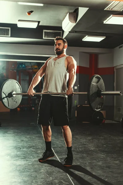 Hombre Muscular Joven Levantamiento Pesas Barra Gimnasio —  Fotos de Stock