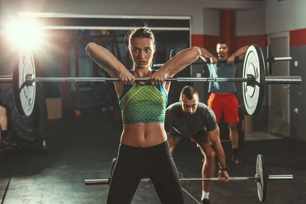 Young Friends Doing Hard Exercise Gym — Stock Photo, Image