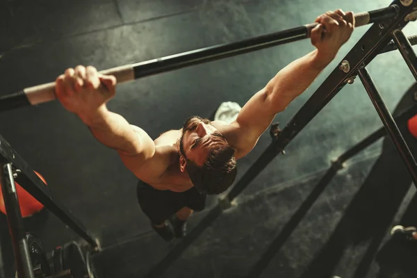 Ισχυρός Νέος Μυώδης Άνθρωπος Κάνει Ασκήσεις Έλξης Στο Γυμναστήριο — Φωτογραφία Αρχείου
