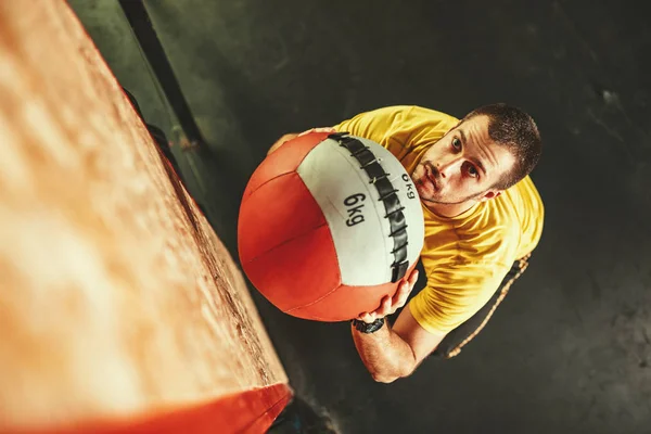 Joven Musculoso Haciendo Ejercicio Con Bola Pared Gimnasio — Foto de Stock