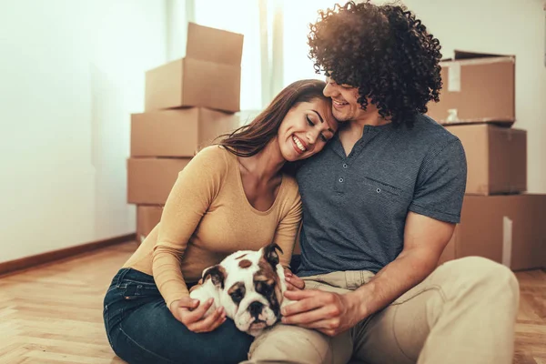 Fechar Vista Retrato Casal Alegre Brincando Com Cachorro Bulldog Novo — Fotografia de Stock