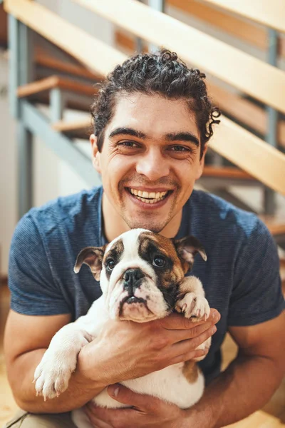 Jovem Sorridente Feliz Com Filhote Cachorro Bulldog Novo Apartamento — Fotografia de Stock