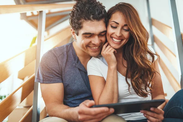 Junges Glückliches Paar Zieht Neues Haus Und Hat Spaß Wohnzimmer — Stockfoto