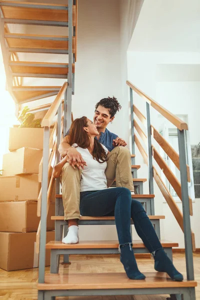 Joven Feliz Pareja Mudándose Nueva Casa Divertirse Sala Estar —  Fotos de Stock