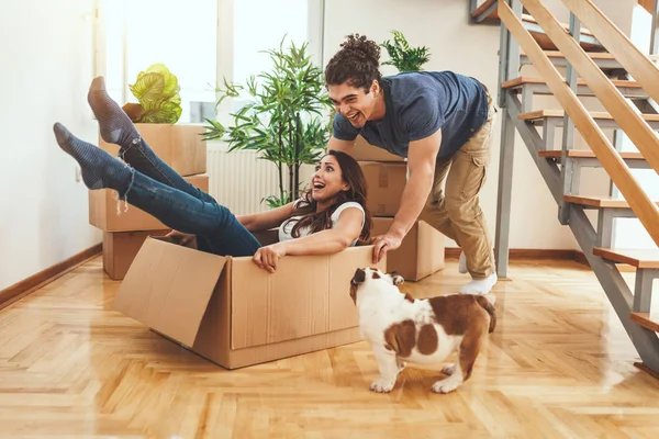 Pareja Joven Con Perrito Descansando Después Unboxing Nuevo Hogar —  Fotos de Stock