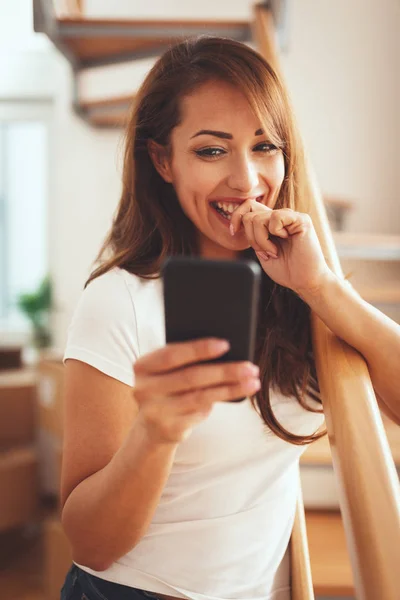 Gelukkig Glimlachende Jonge Vrouw Staande Woonkamer Van Het Nieuwe Appartement — Stockfoto