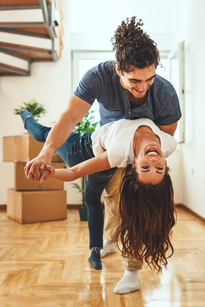 Jovem Casal Feliz Movendo Para Nova Casa Divertindo Sala Estar — Fotografia de Stock