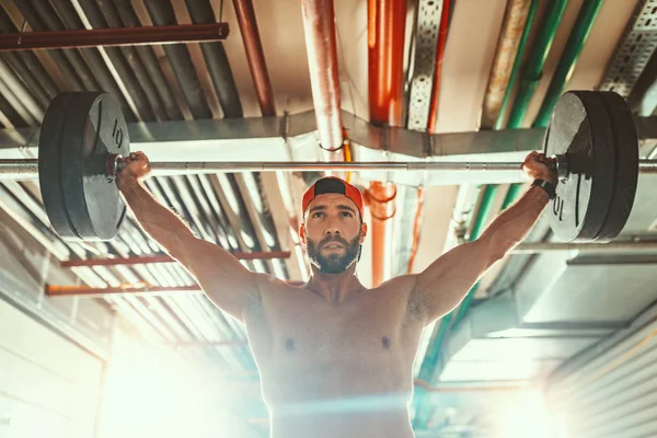 Joven Musculoso Haciendo Ejercicio Alta Tracción Con Barra Pesas Entrenamiento —  Fotos de Stock