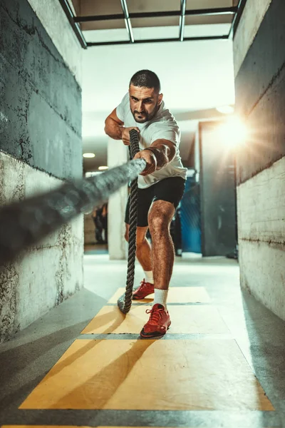 Musculoso Joven Haciendo Ejercicio Con Cuerda Gimnasio —  Fotos de Stock