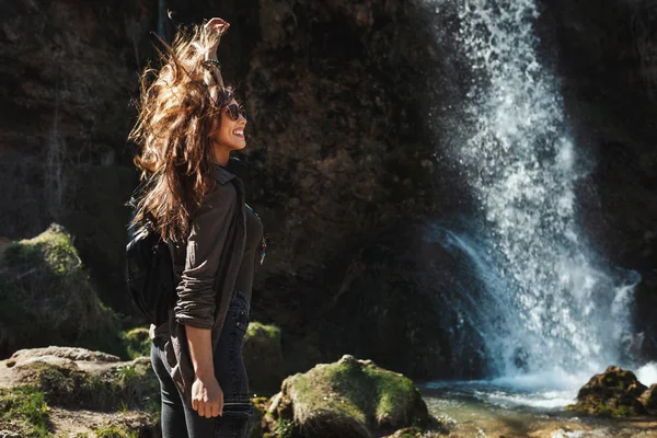 Счастливая Женщина Наслаждается Пейзажем Горном Водопаде — стоковое фото