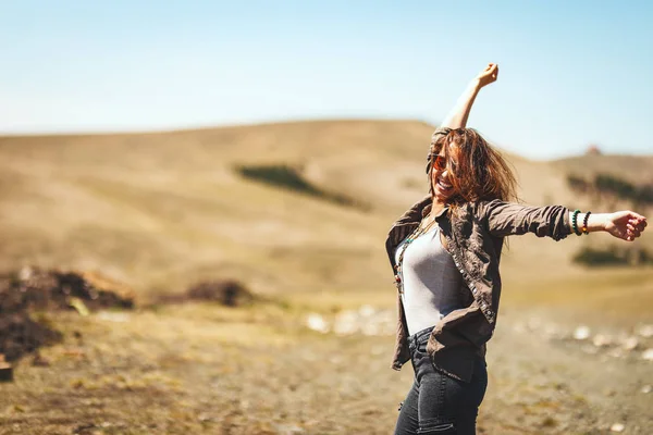 遠くの丘陵風景の風景を楽しんで手を上げた幸せな女性 — ストック写真