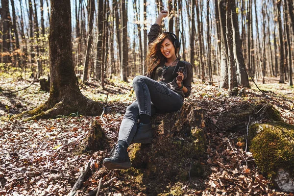 山の風景を楽しむヘッドフォンを持つ幸せな女性 — ストック写真