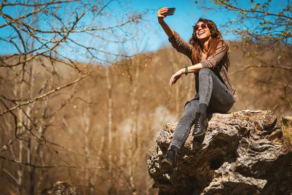 Happy Woman Enjoying Landscape Making Selfie Mountains — Stock Photo, Image
