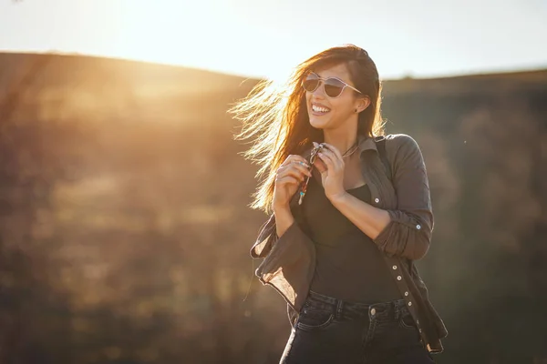 Lächelnde Junge Frau Genießt Warmen Abend Hügeliger Landschaft — Stockfoto