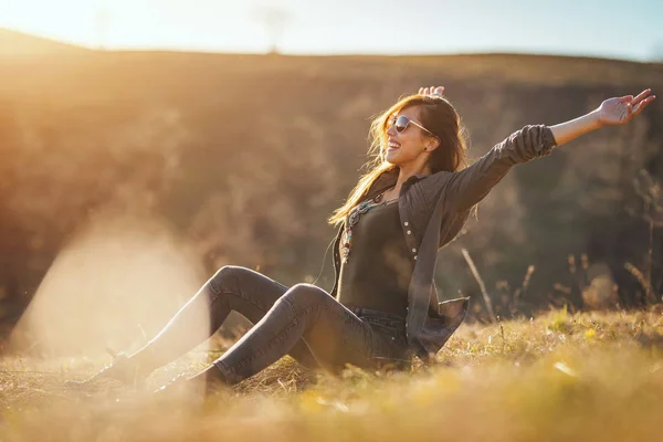 Jeune Femme Souriante Profitant Une Soirée Chaude Dans Paysage Vallonné — Photo