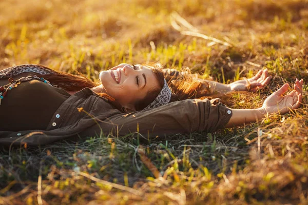 Усміхнена Молода Жінка Насолоджується Теплим Вечором Горбистому Пейзажі — стокове фото
