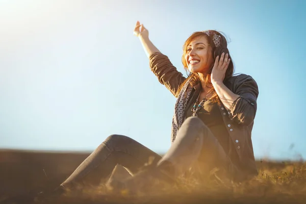 Jeune Femme Souriante Avec Écouteurs Assis Sur Sol Début Printemps — Photo