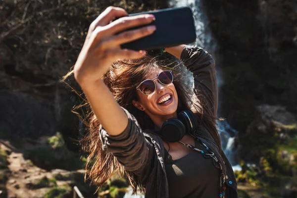Lycklig Kvinna Njuter Landskapet Och Göra Selfie Bergen — Stockfoto