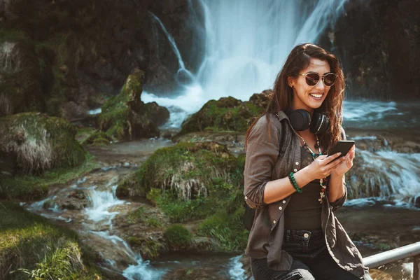 Mulher Feliz Com Smartphone Fones Ouvido Desfrutando Paisagem Nas Montanhas — Fotografia de Stock