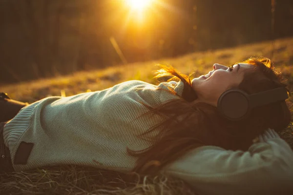 Jeune Femme Souriante Profitant Une Soirée Chaude Dans Paysage Vallonné — Photo