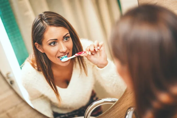 Mujer Joven Cepillarse Los Dientes Delante Del Espejo Del Baño —  Fotos de Stock