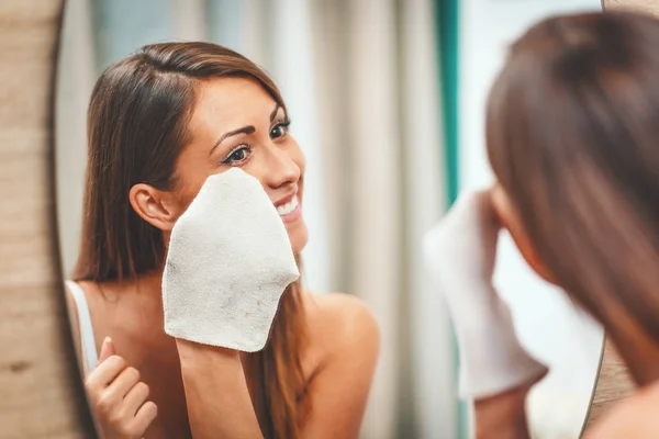 Jovem Sorrindo Mulher Removendo Maquiagem Com Limpeza Facial Frente Espelho — Fotografia de Stock