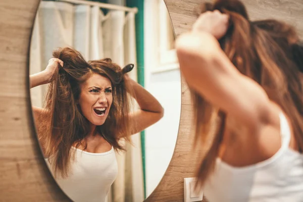 Portrait Jeune Femme Stressée Avec Les Cheveux Ébouriffés Mécontente Regarder — Photo