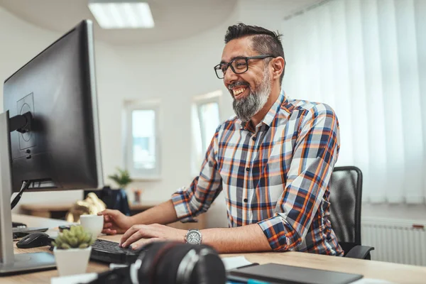 Uomo Affari Maturo Che Lavora Computer Ufficio — Foto Stock