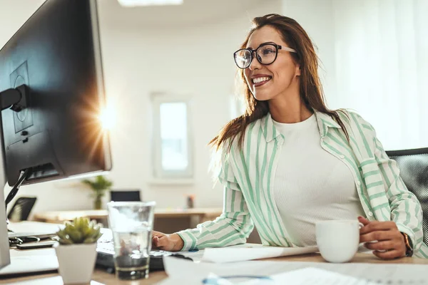 Jovem Sorridente Empresária Bem Sucedida Trabalhando Escritório — Fotografia de Stock