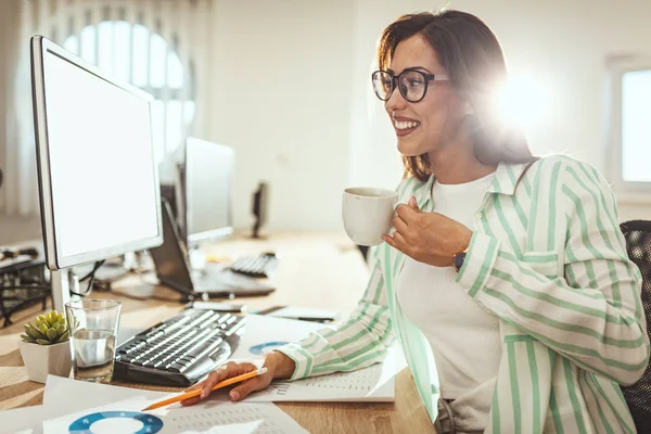 Joven Mujer Negocios Exitosa Sonriente Trabajando Oficina — Foto de Stock